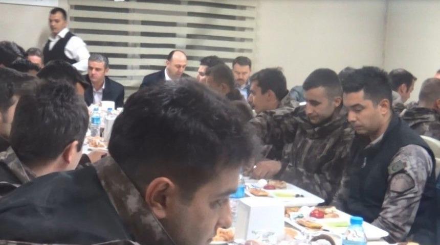 Vali Işın, &Ouml;zel Harek&acirc;t Polisleriyle Sahur Yaptı