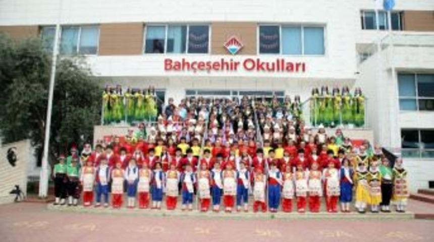 Aydın Bah&ccedil;eşehir Koleji &Ouml;ğrencilerinden Halk Oyunları Gecesi