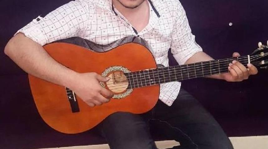 Otomobil Yol Kenarında Duran Kamyona &Ccedil;arptı: 3 &Ouml;l&uuml;, 1 Yaralı (2)