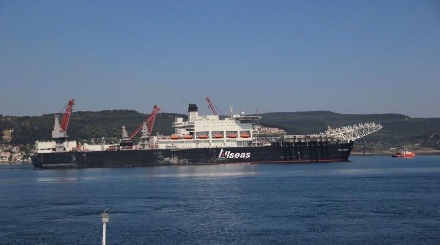 Dev Gemi &Ccedil;anakkale Boğazı&rsquo;ndan Ge&ccedil;ti