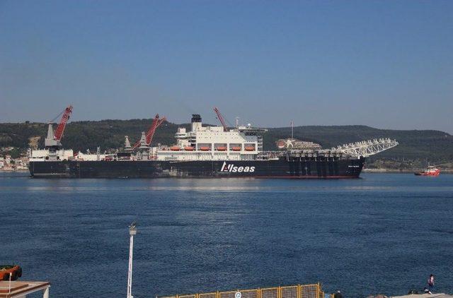 Dev Gemi Çanakkale Boğazı’ndan Geçti