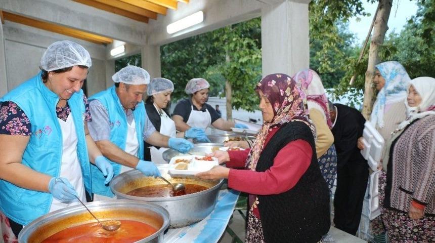 Germencik Belediyesinden Her G&uuml;n Farklı Mahallede İftar Yemeği