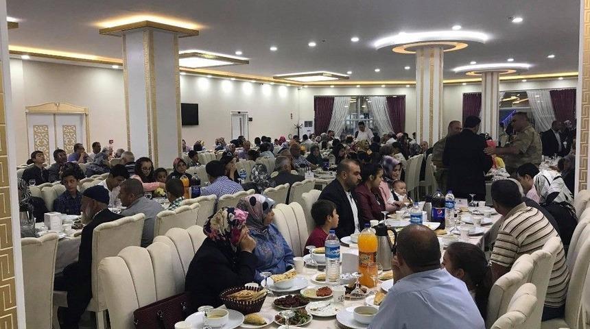 Protokol &Uuml;yeleri Şehit Aileleri Ve Gazilerle İftarda Buluştu