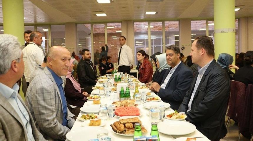 Kb&uuml; Personeli İftar Yemeğinde Bir Araya Geldi