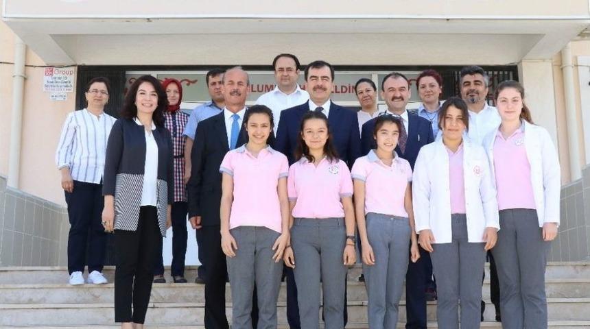 Erdem, T&uuml;bitak Yarışmasında &Uuml;&ccedil;&uuml;nc&uuml; Olan Okulları Ziyaret Etti