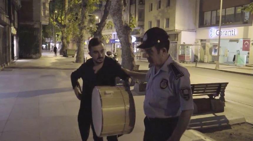 (&ouml;zel Haber) Davulcu Kılığına Giren Sosyal Medya Fenomeni Zabıtaya Yakalandı