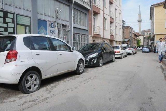 Eskişehir'de Park Halindeki Araçların Lastikleri Kesildi