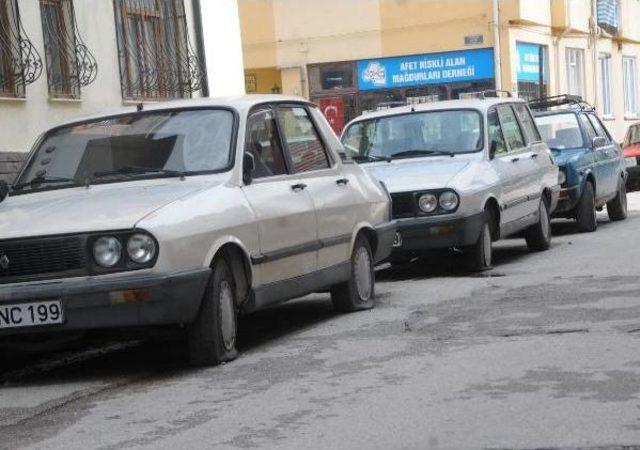 Eskişehir'de Park Halindeki Araçların Lastikleri Kesildi