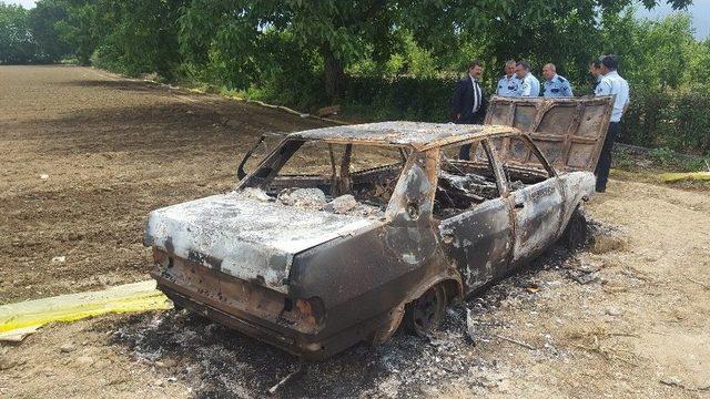 Çaldıkları Otomobili Tarlada Ateşe Verdiler