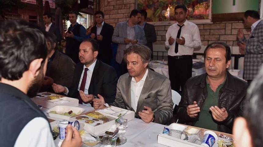 Beyoğlu&rsquo;nda Binlerce Vatandaş G&ouml;n&uuml;l Sofralarında Buluştu