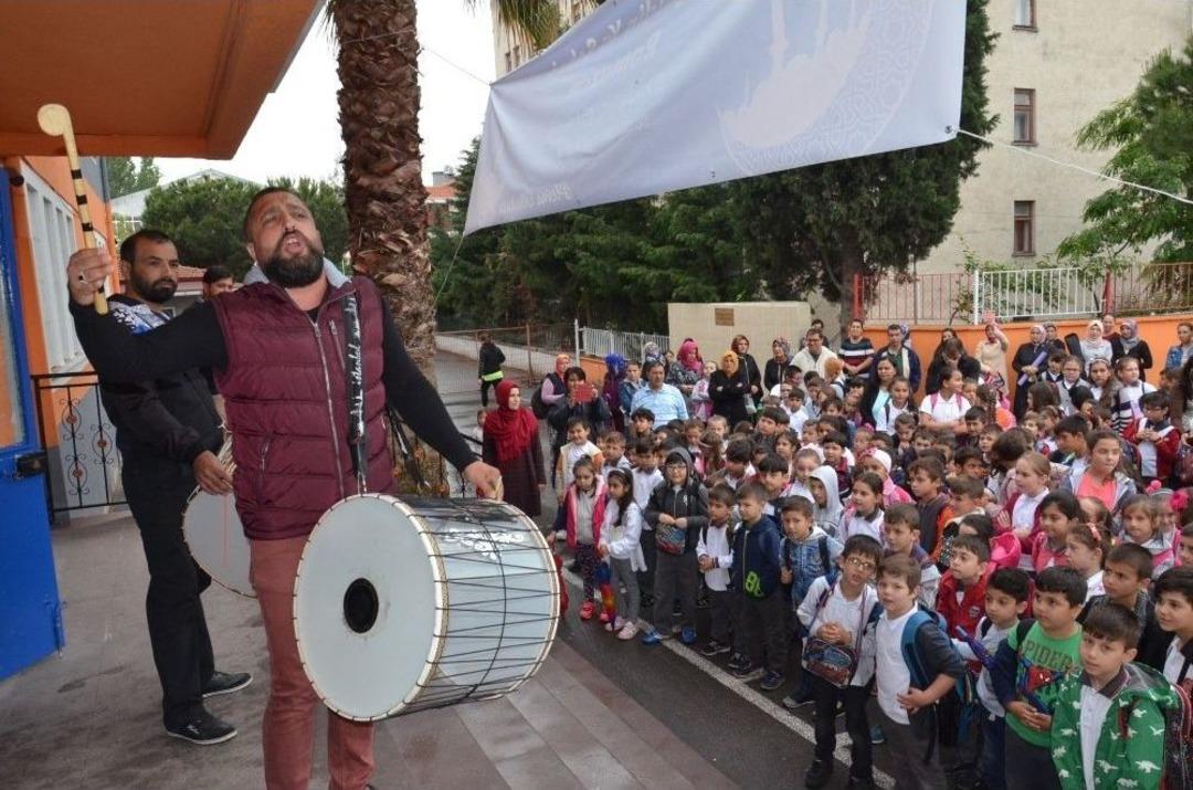 (&ouml;zel Haber) &Ouml;ğrenciler Davul Ve Manilerle Karşılandı