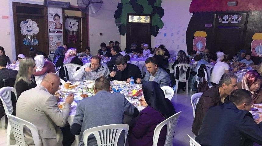 Aileler İftar A&ccedil;tı Minikler G&ouml;steri Yaptı