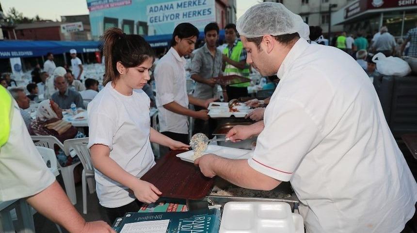 Seyhan&rsquo;da Her G&uuml;n Bin 500 Kişilik İftar Sofrası Kuruluyor