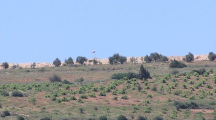 Kilis’in Karşısındaki Suriye Sınırına Rus Bayrağı Çekilmesi