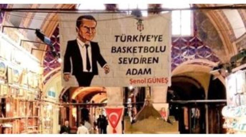 Kapalı&ccedil;arşı&rsquo;da Şenol G&uuml;neş Pankartı