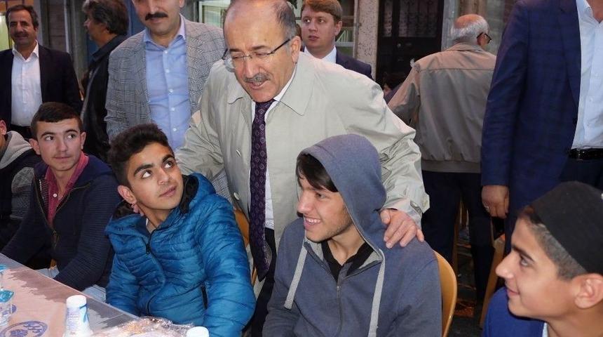 G&uuml;mr&uuml;k&ccedil;&uuml;oğlu, Geleneksel Halk İftarlarının Startını Hayrat&rsquo;ta Verdi