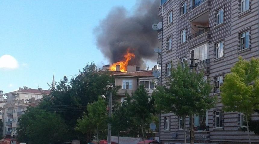 &Ccedil;atı Yangını Mahallede Paniğe Neden Oldu