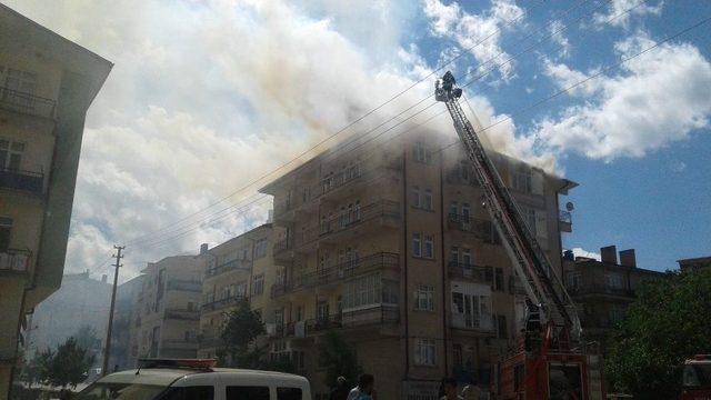 Çatı Yangını Mahallede Paniğe Neden Oldu