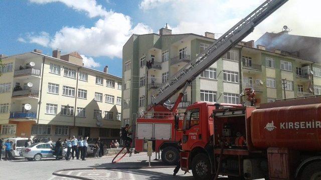 Çatı Yangını Mahallede Paniğe Neden Oldu