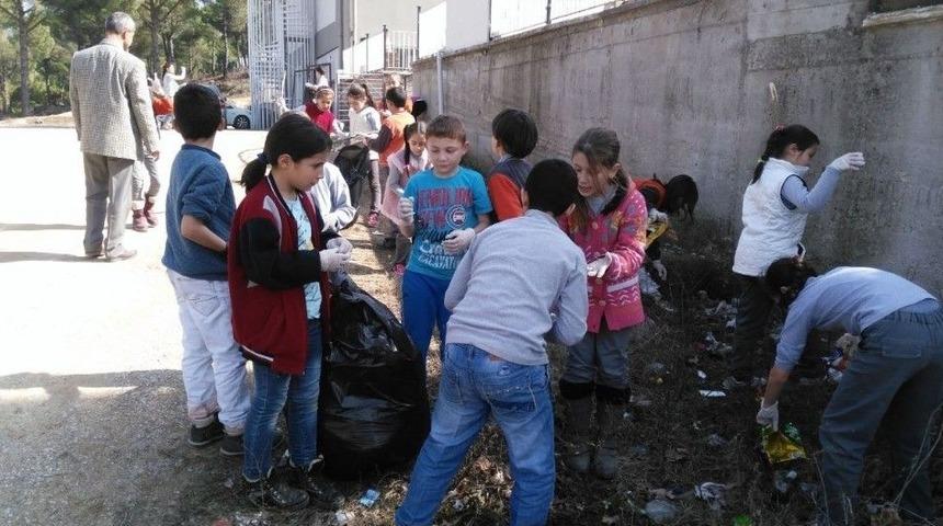 Balya&rsquo; Da &Ouml;ğrenciler &Ccedil;evre Temizliği Başlattı