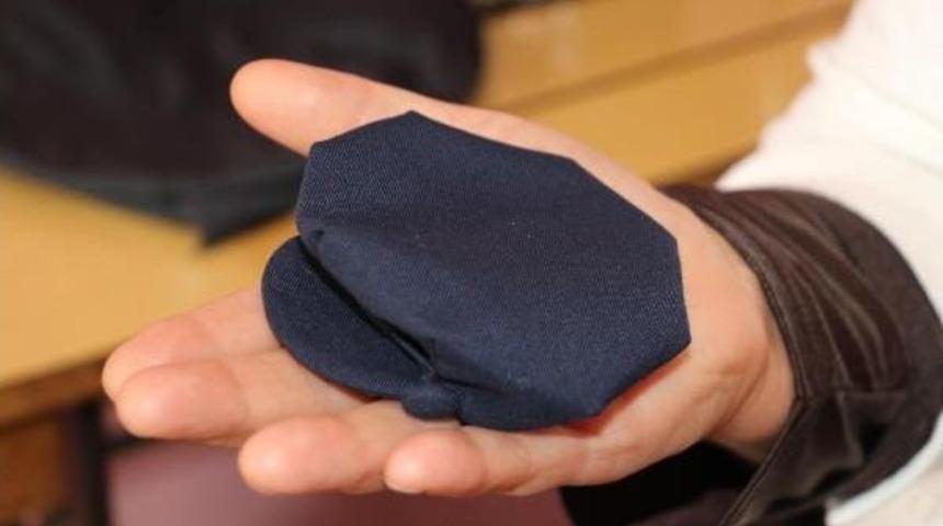 &Ccedil;arşambalı Kadınlar Tescillenen 8 K&ouml;şe Kasketin Minyat&uuml;r&uuml;n&uuml; &Uuml;retiyor