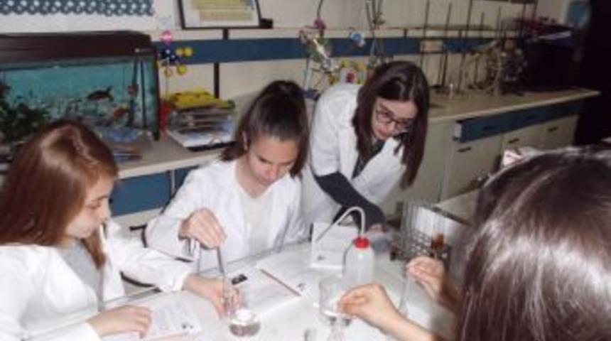 Terakkili Gen&ccedil; Kimyacılar, Laboratuvar Kardeşleriyle Buluştu