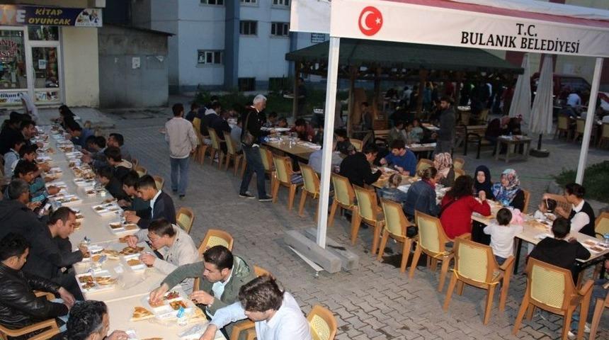 Bulanık Belediyesinden İftar &Ccedil;adırı