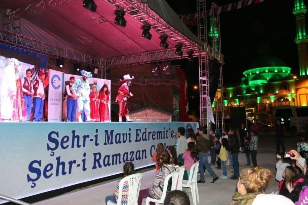 Edremit&rsquo;te Hacivat-karag&ouml;z Oyunu