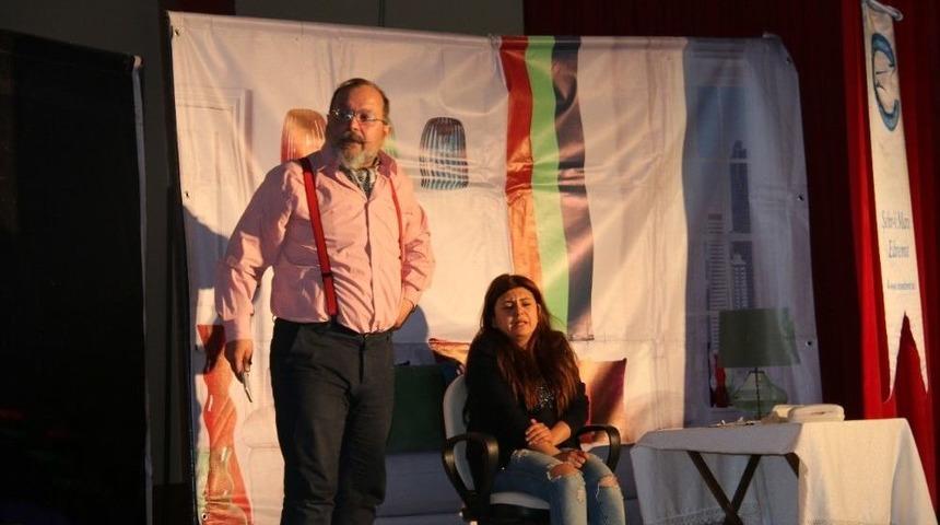 Edremit Belediyesinden Tiyatro G&ouml;sterisi