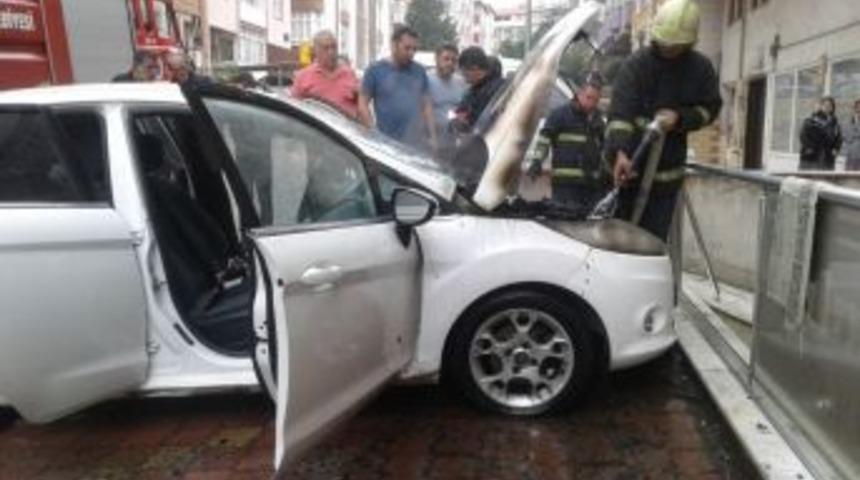 Park Halindeki Otomobil Alev Aldı