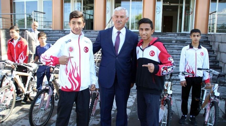 İl Milli Eğitim M&uuml;d&uuml;r&uuml; Elmalı, Başarılı Sporcuları &Ouml;d&uuml;llendirdi