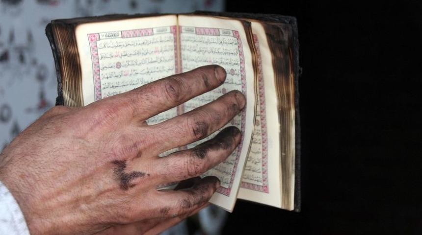 Alev Topuna D&ouml;nen D&uuml;kkanda Tek Yanmayan Kur&rsquo;an-ı Kerim Oldu