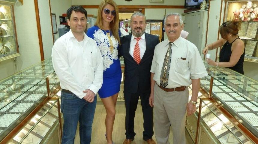 &Uuml;nl&uuml; Model Almanya&rsquo;da Hayranlarıyla Buluştu