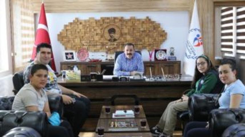 Şampiyonu Y&uuml;z&uuml;c&uuml;lerden Kısacık&rsquo;a Ziyaret