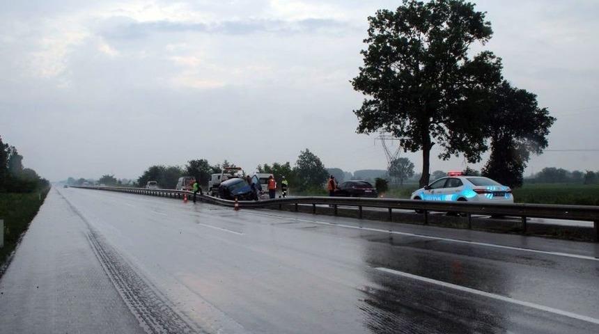 Kontrol&uuml;n&uuml; Kaybeden Hafif Ticari Otomobil Bariyerlere &Ccedil;arptı: 3 Yaralı