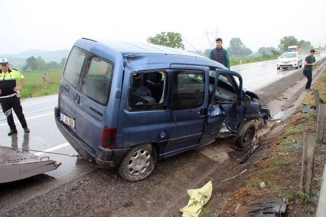 Kontrolünü Kaybeden Hafif Ticari Otomobil Bariyerlere Çarptı: 3 Yaralı