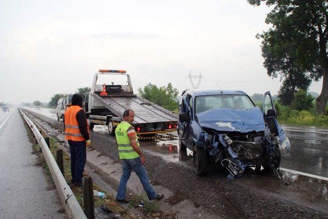 Kontrolünü Kaybeden Hafif Ticari Otomobil Bariyerlere Çarptı: 3 Yaralı