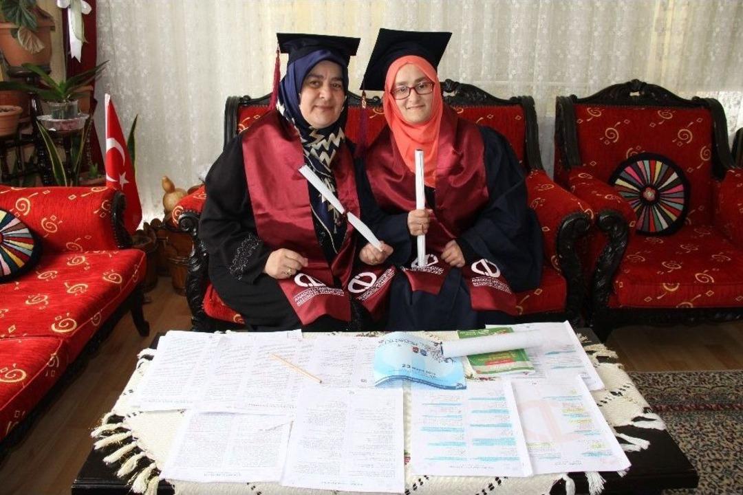 (&ouml;zel Haber) Şaka Olsun Diye Girdiği &Uuml;niversiteden Kızıyla Mezun Oldu