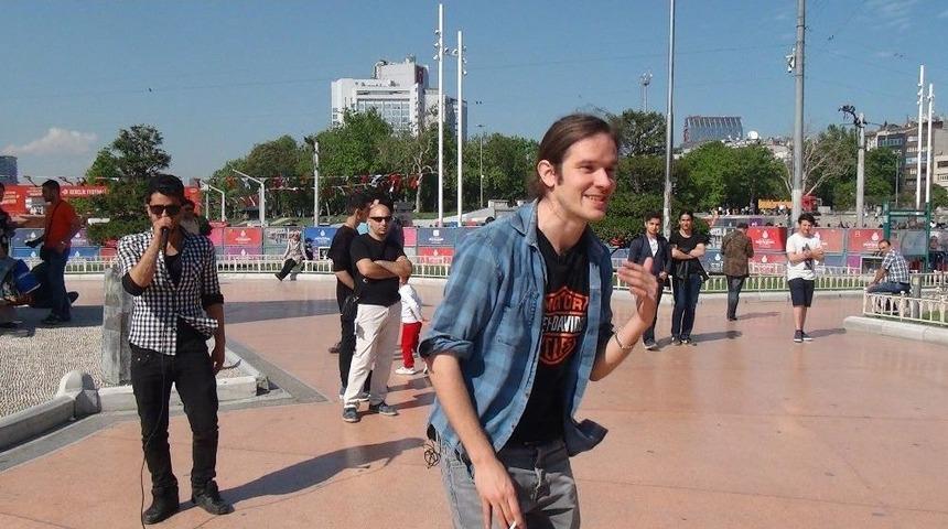 (&ouml;zel Haber) Yetenek Sizsiniz Ferit Aslan&rsquo;dan Taksim&rsquo;de &ldquo;beatbox&rdquo; Şov