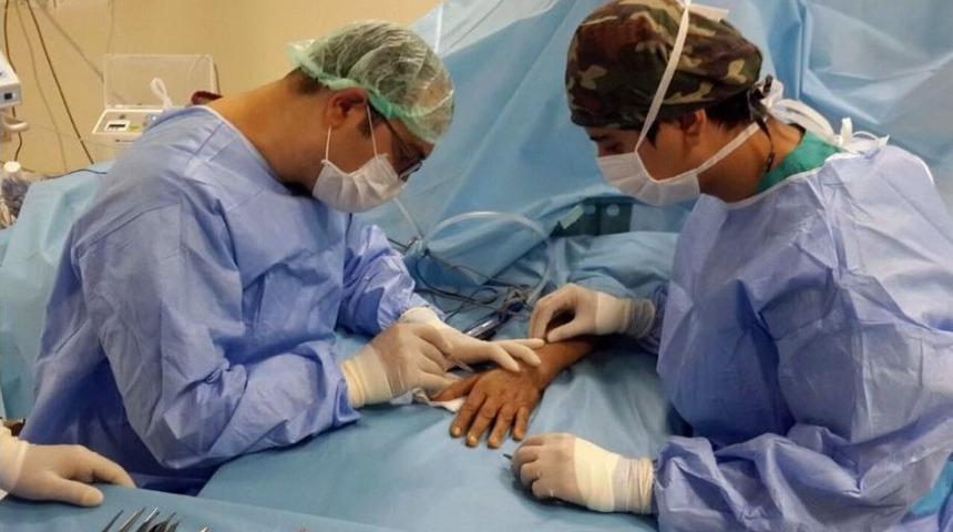 Elinde T&uuml;m&ouml;r &Ccedil;ıkan Kadına Leğen Kemiğinden Nakil Yapıldı