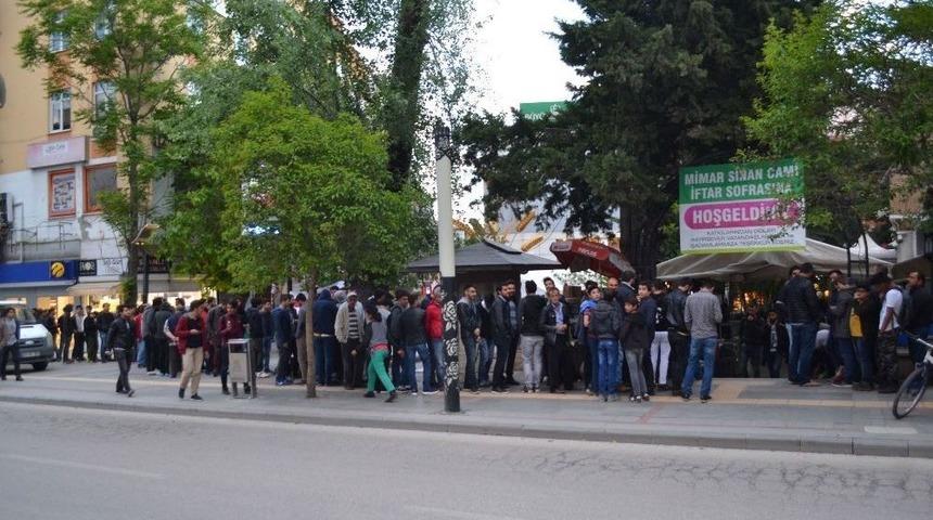 Cami Avlusunda İftar