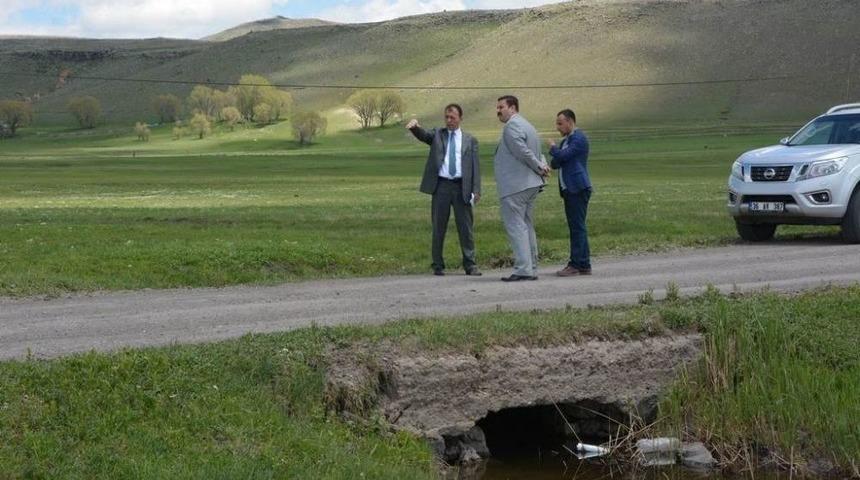 Arpa&ccedil;ay&rsquo;da K&ouml;y Yolları Sıcak Asfalt Oluyor