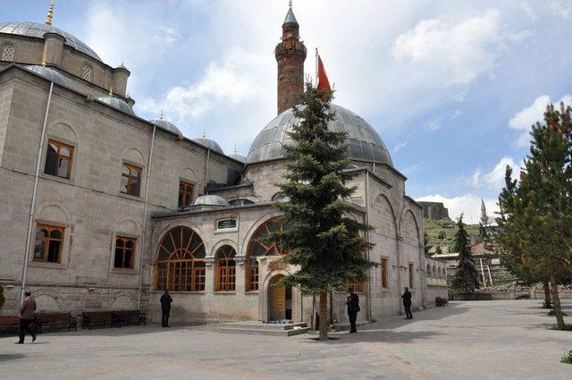 Hasan Harakani Türbesine Ramazan’da Ziyaretçi Akını