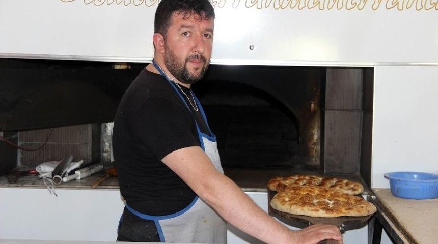 Fırın Ustaları 300 Derece Sıcaklıkta Oru&ccedil;larını Tutuyorlar