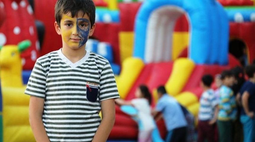 Belediyeden İftar &Ccedil;adırı Yanına Oyun Alanı