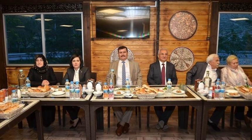 Vali Arslantaş; &ldquo;ihtiya&ccedil; Sahibi Ailelerin Sofrasına Oturun&rdquo;