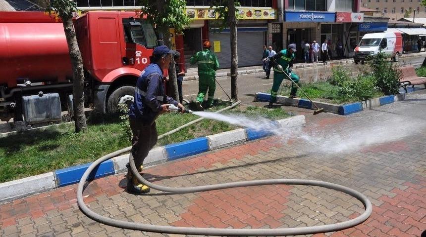 Y&uuml;ksekova&rsquo;da &Ccedil;arşı Merkezi Yıkandı