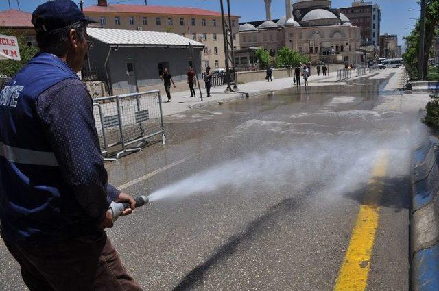 Yüksekova’da Çarşı Merkezi Yıkandı