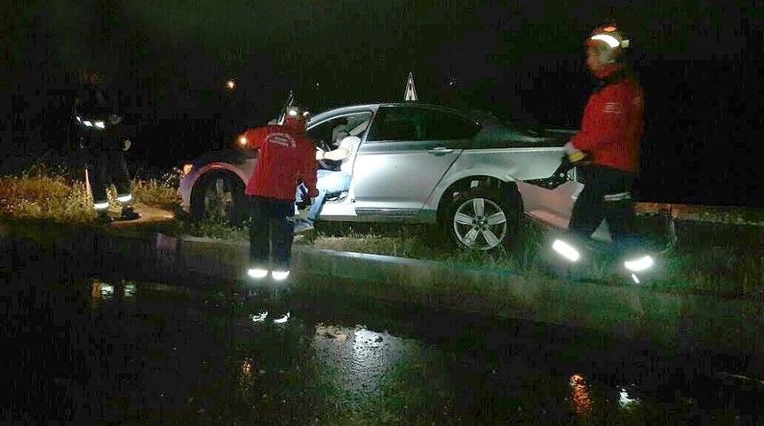 Yoldan &Ccedil;ıkan Otomobil Elektrik Direğine &Ccedil;arparak Durdu