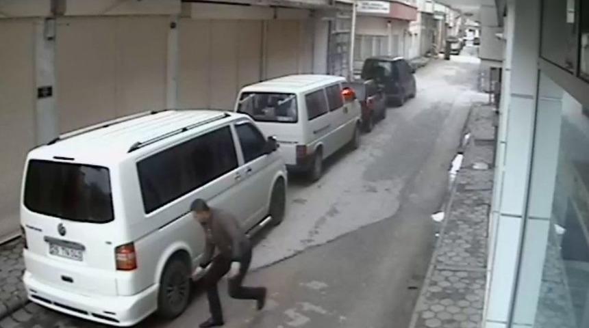 Eskişehir&rsquo;de Ara&ccedil;ların Lastiklerini Patlatan Şahıs G&uuml;venlik Kamerasında